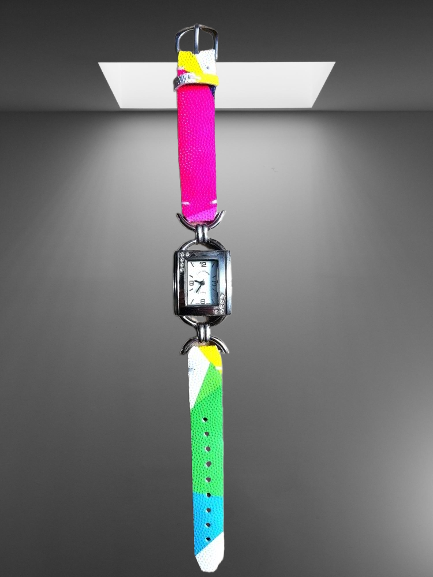 Montre avec bracelet en ballon de rugby