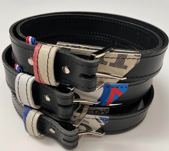 Ceinture en cuir et ballon de rugby