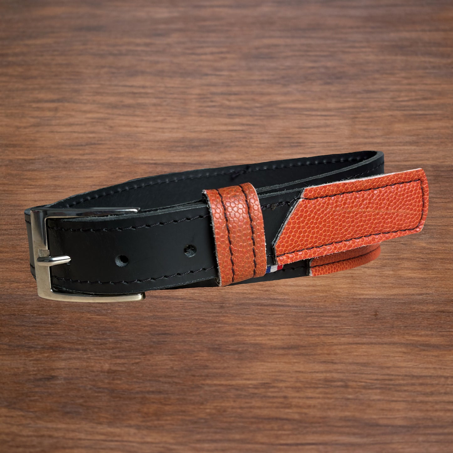 Ceinture en cuir et ballon de basket