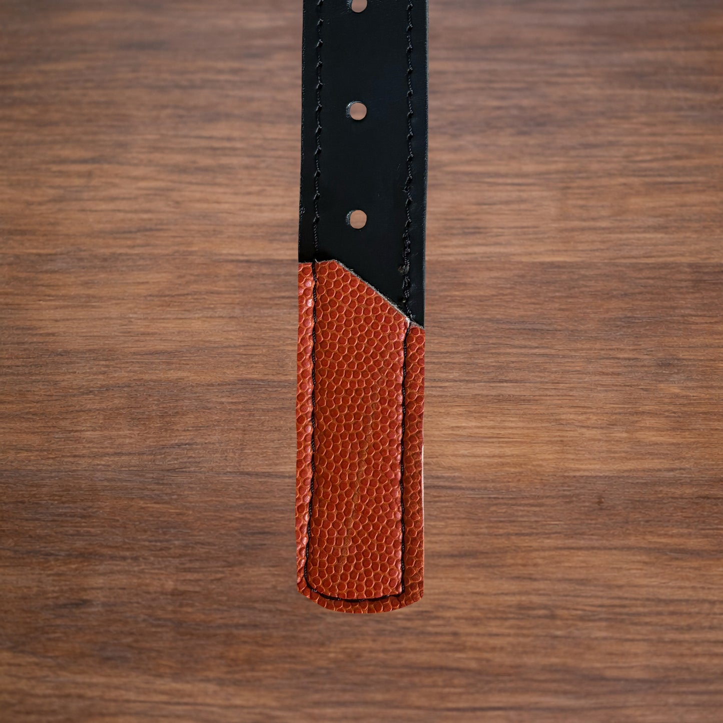 Ceinture en cuir et ballon de basket