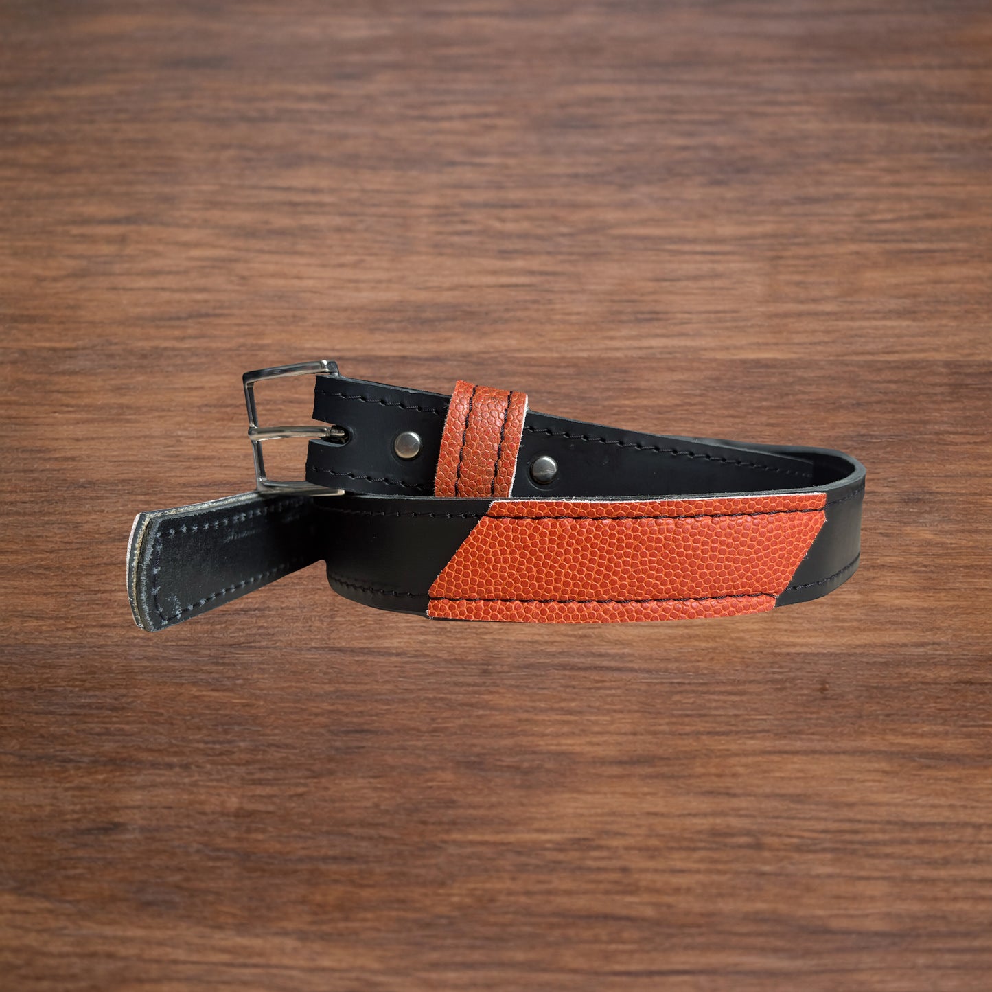 Ceinture en cuir et ballon de basket