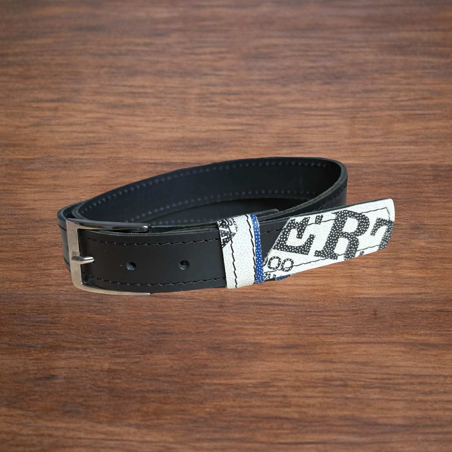 Ceinture en cuir et ballon de rugby
