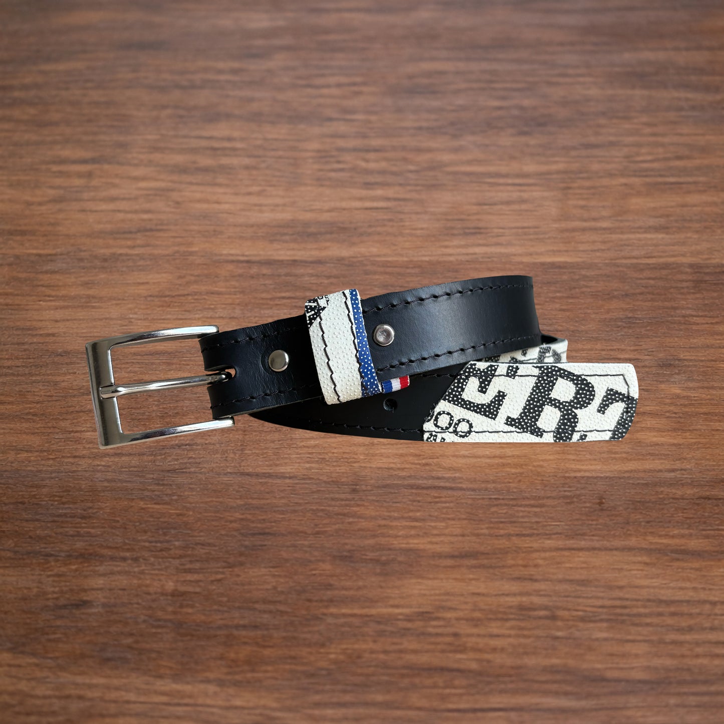 Ceinture en cuir et ballon de rugby