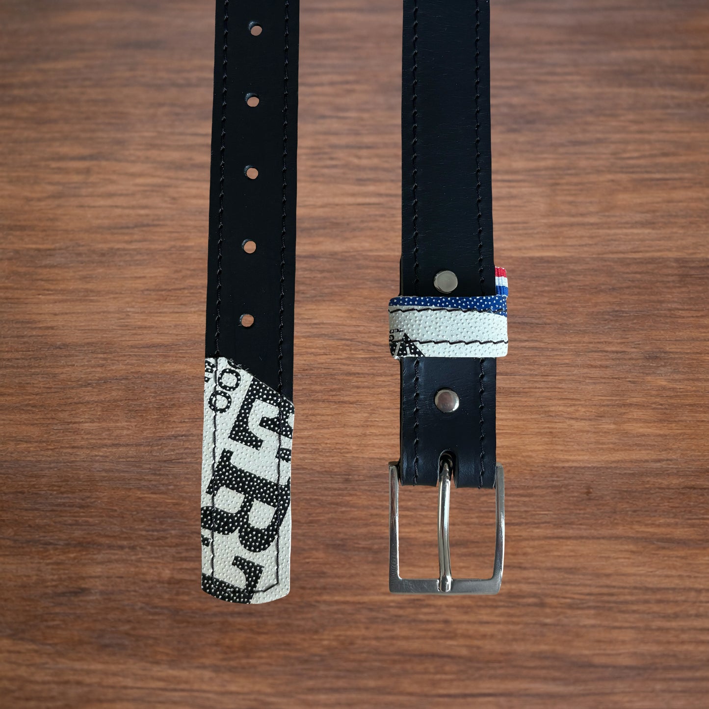 Ceinture en cuir et ballon de rugby