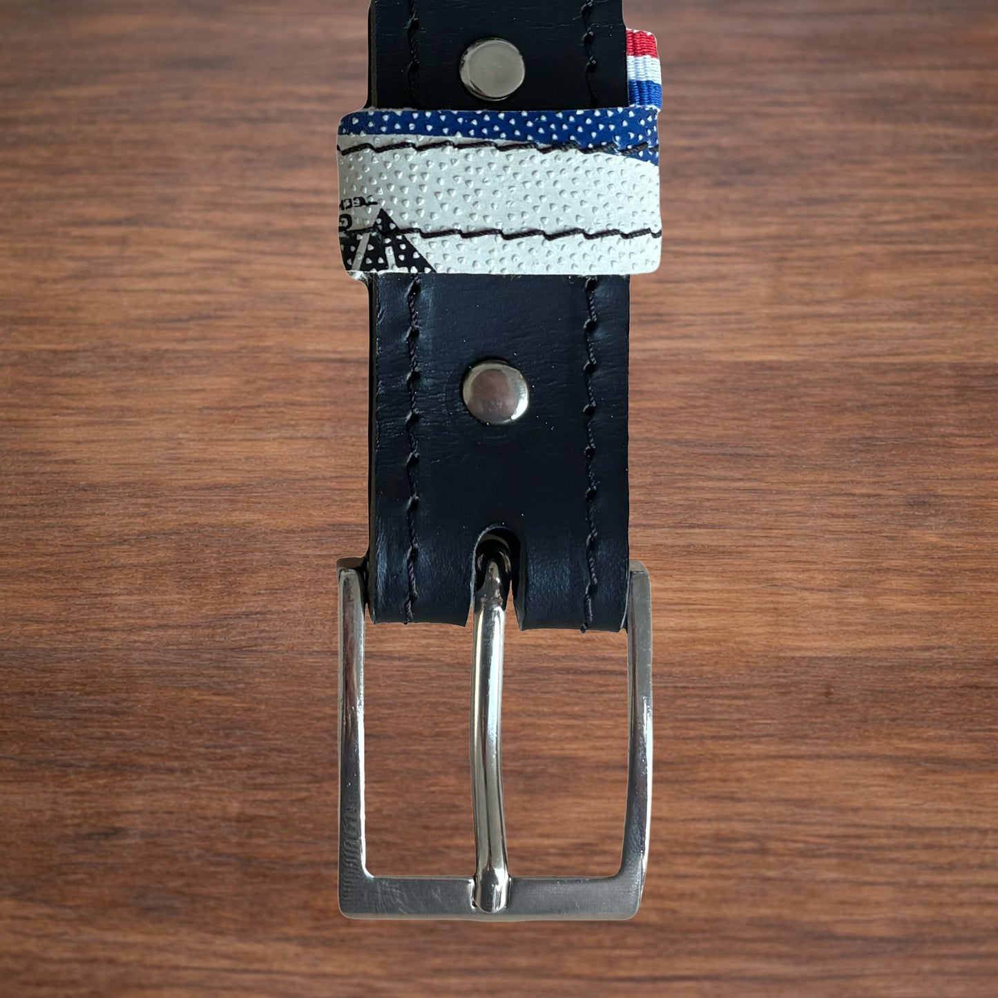 Ceinture en cuir et ballon de rugby