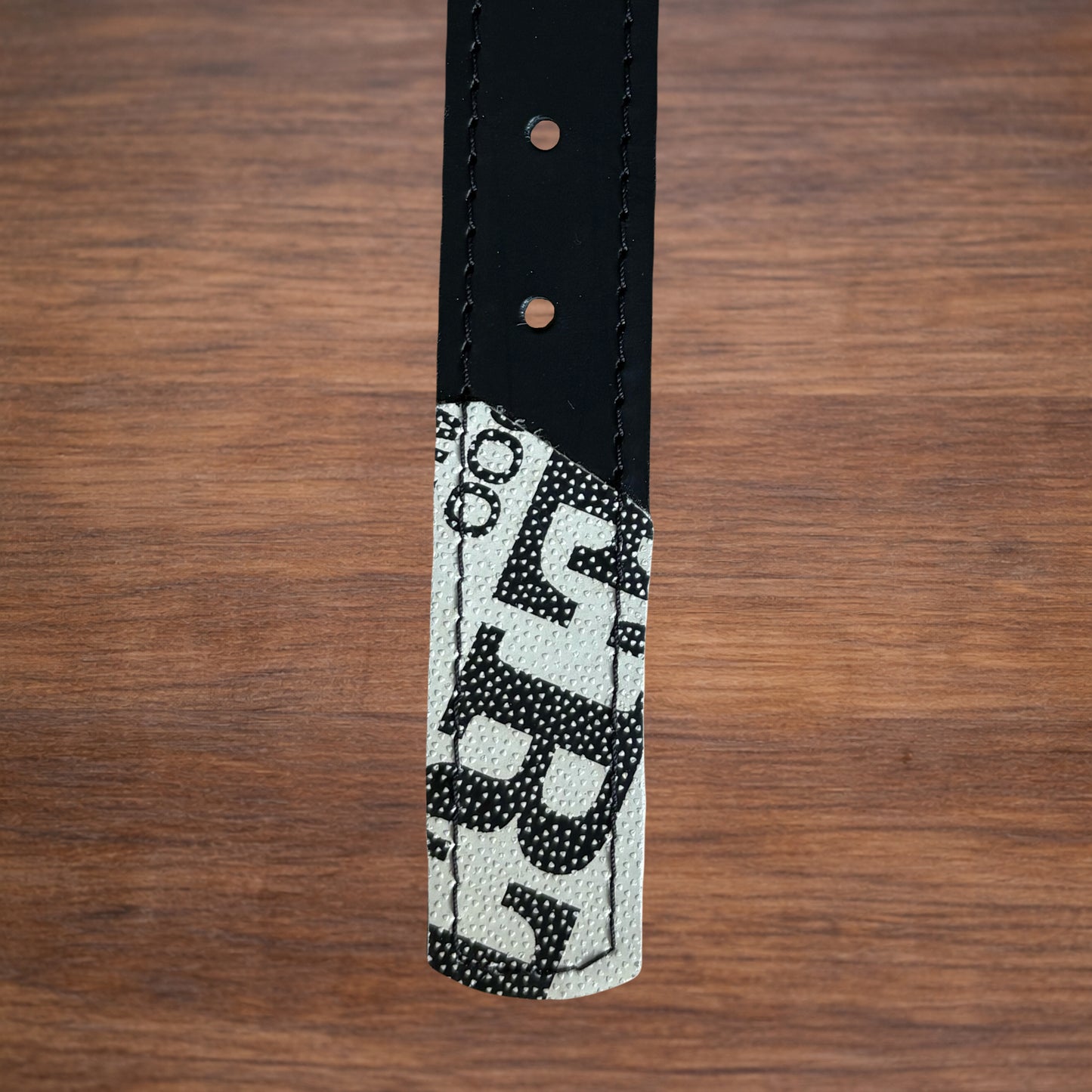 Ceinture en cuir et ballon de rugby