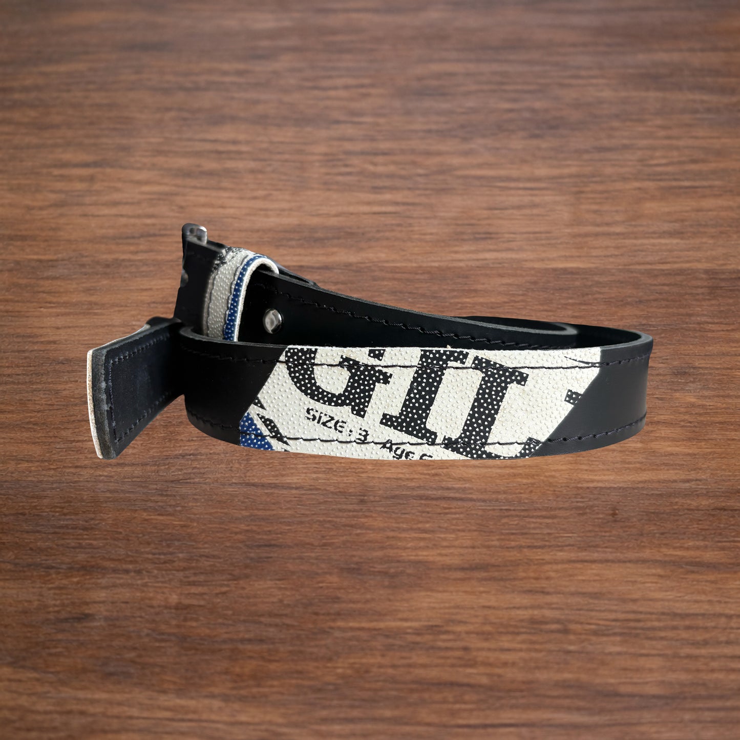 Ceinture en cuir et ballon de rugby