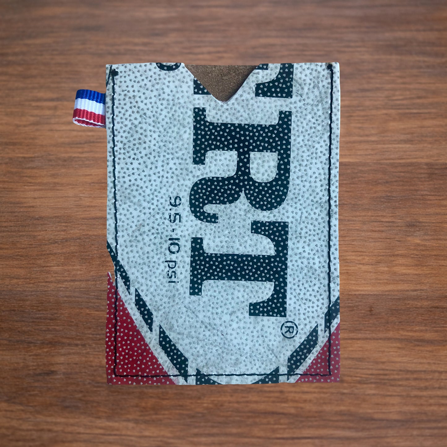 Porte-CB en ballon de rugby recyclé GILBERT rouge et noir