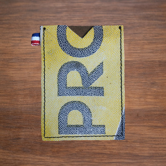 Porte-cartes rugby upcyclé en ballon - La Vie est Belt
