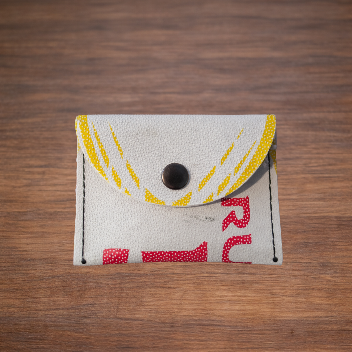 Porte monnaie en ballon de rugby recyclé, blanc jaune rouge