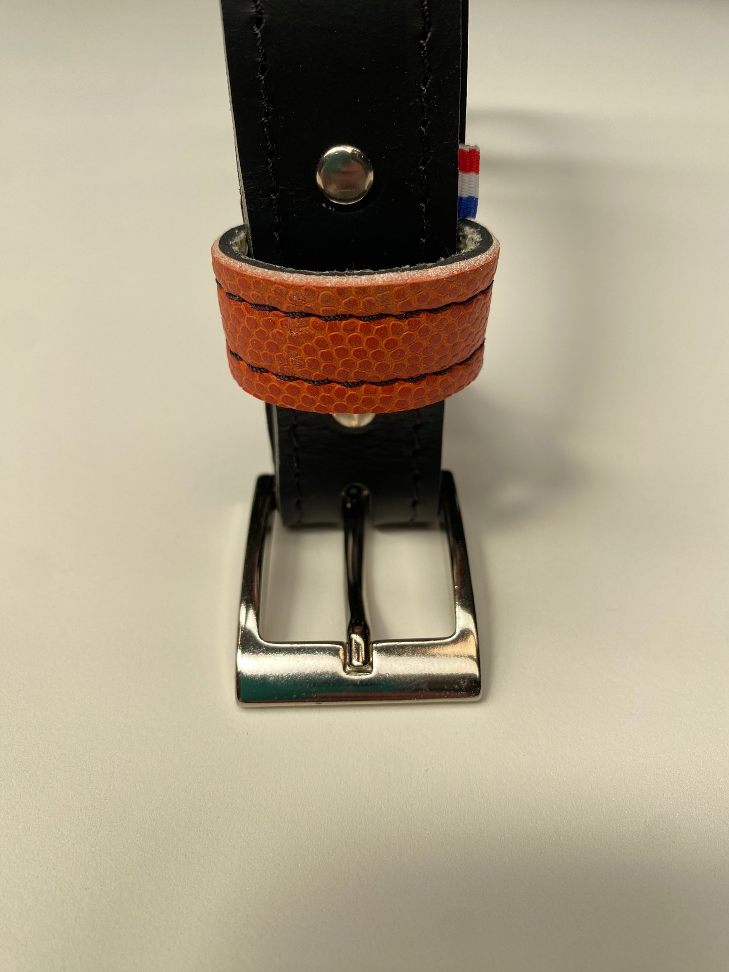 Ceinture en cuir et ballon de basket