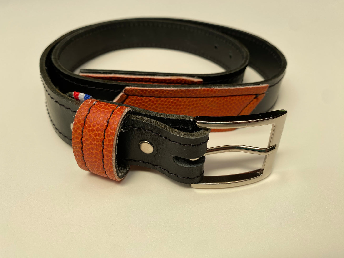 Ceinture en cuir et ballon de basket