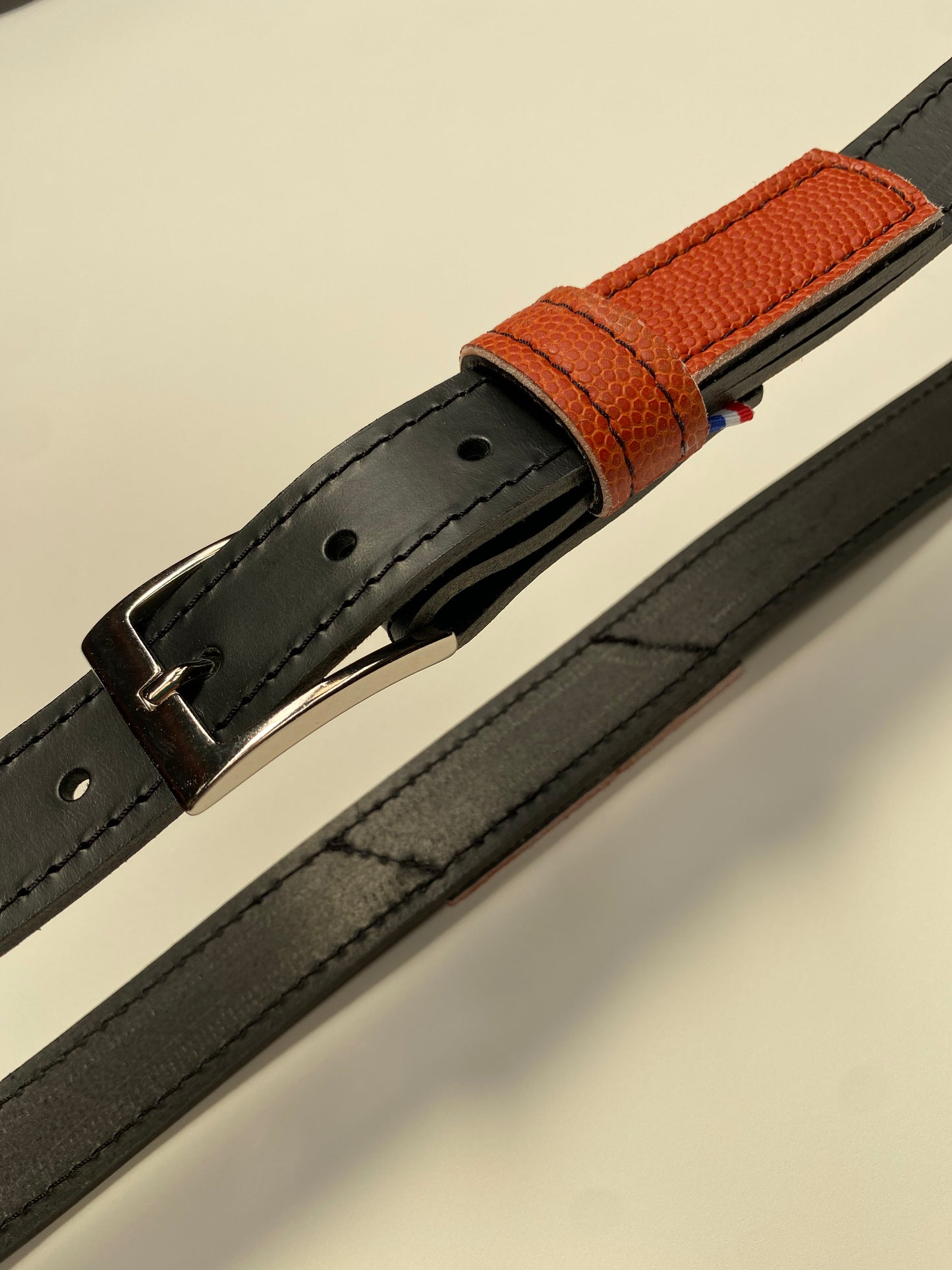 Ceinture en cuir et ballon de basket